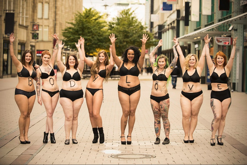 campagna-contro-body-shaming-silvana-denker-bodylove-fotografie-foto-intimo-scritta-amburgo