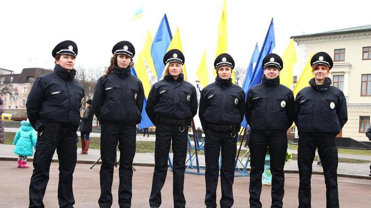 В Хмельницком женщины украсили новую полицию (фото)