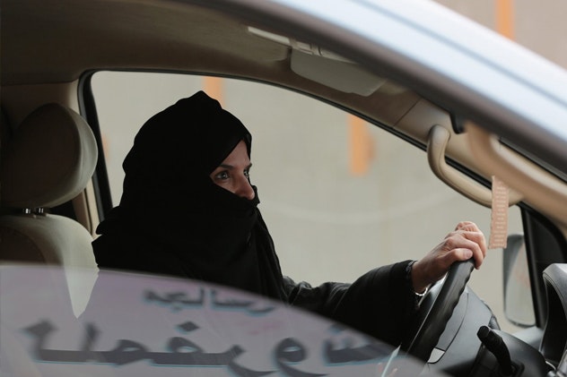 В Саудовской Аравии гендерный бум — теперь женщинам страны разрешили водить автомобиль