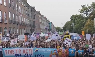 В Ирландии десятки тысяч женщин требовали права на аборт