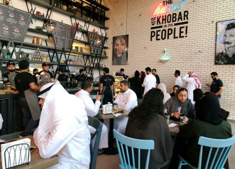 Ресторанам и кафе в Саудовской Аравии разрешили иметь общий вход для мужчин и женщин