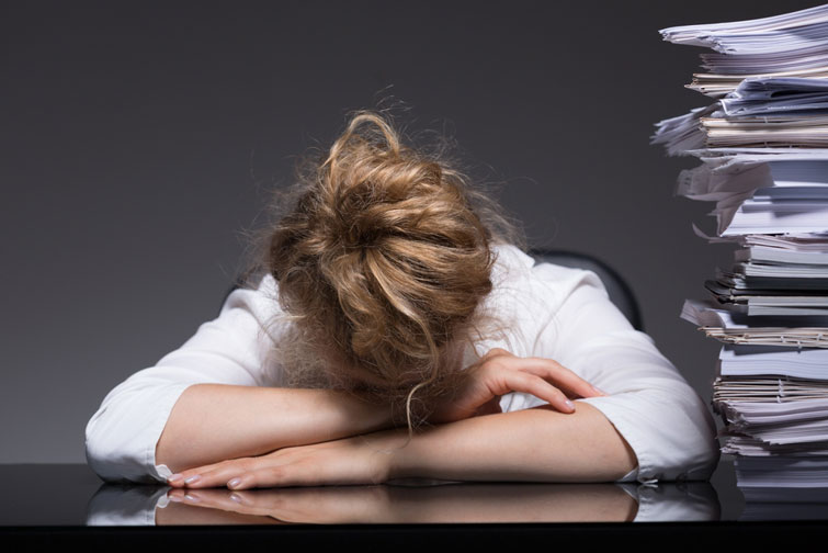 Жінки страждають від стресу та вигорання більше ніж чоловіки — дослідження