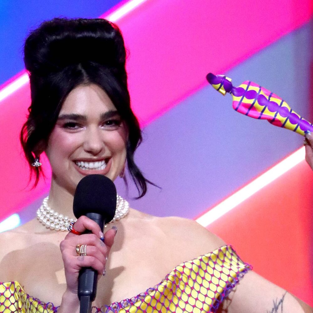 Починаючи з 42-гої церемонії музичної премії Brit Awards більше не буде гендерного поділу під час вручення нагород