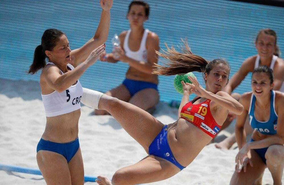 Скандал на чемпіонаті Європи призвів до змін у формі спортсменок пляжного гандболу